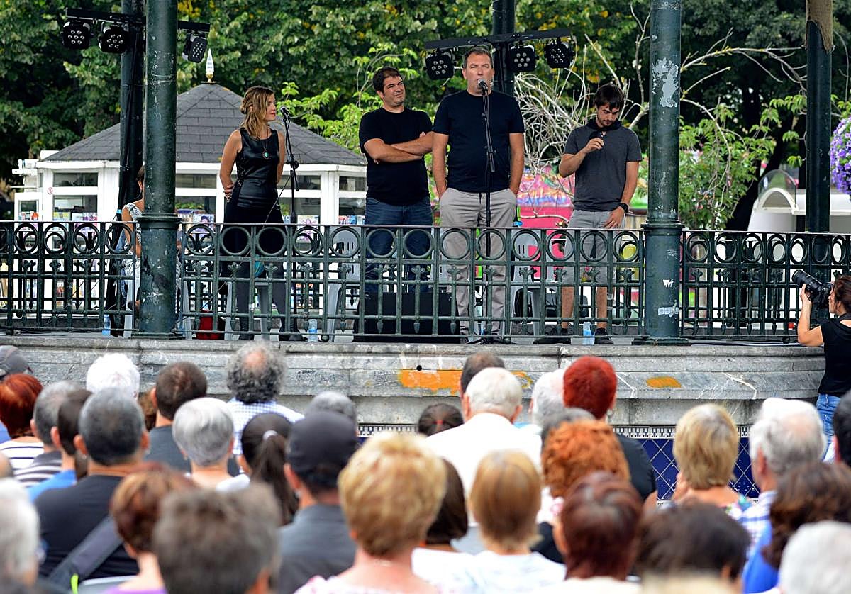 Varios bertsolaris, en la plaza Easo durante la Aste Nagusia de 2022.