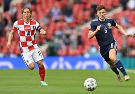 Kieran Tierney en un encuentro con la selección escocesa de fútbol.