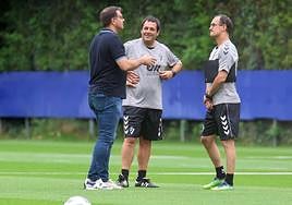 César Palacios, Andoni Azkargorta y Joseba Etxeberria dialogando en las instalaciones de Atxabalpe.