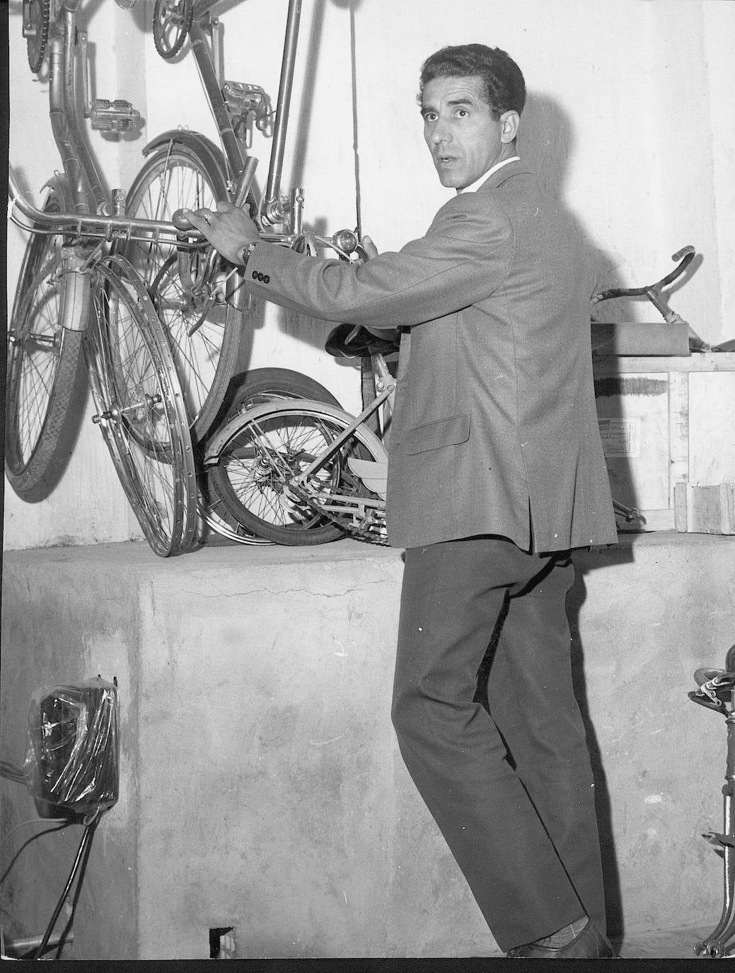 Bahamontes, en su tienda de bicicletas en 1973.