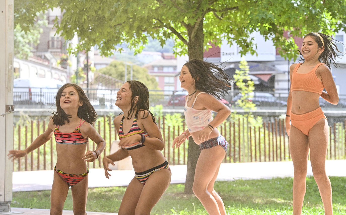 Los chapuzones y la sombra, los mejores aliados para evitar el sofoco