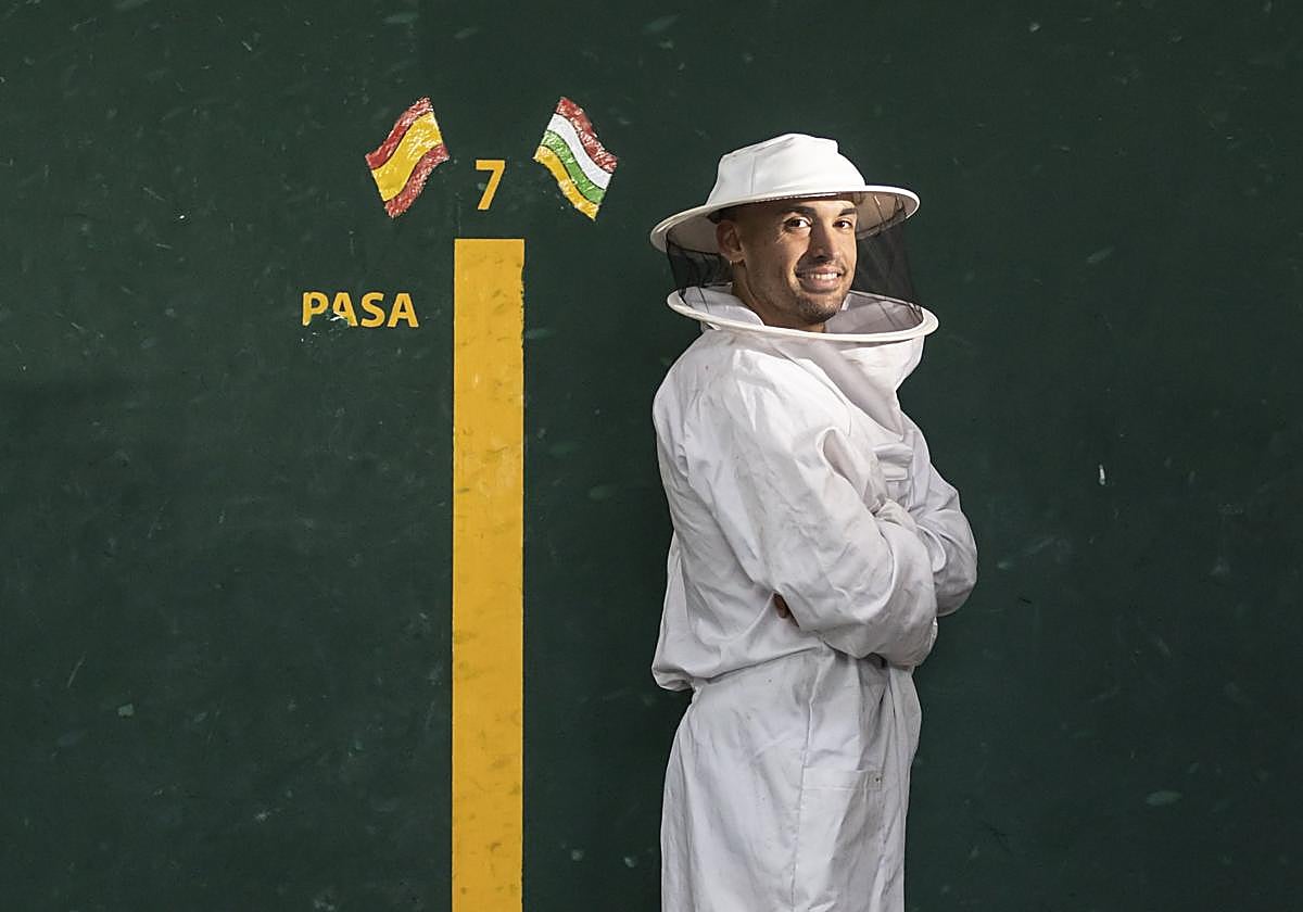 Víctor, en el frontón de Ezcaray con el traje de apicultor, su nuevo oficio.