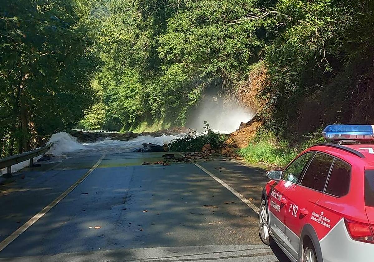 Desbordamiento del canal y desprendimiento de la ladera en Bera.