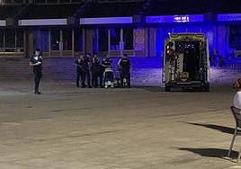 Sanitarios y agentes de seguridad atienden al varón herido en Irun.