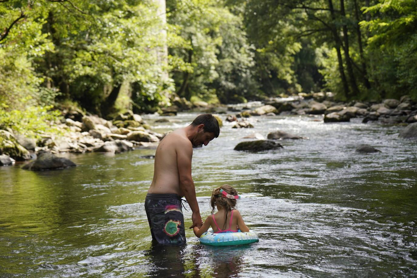 Los chapuzones y la sombra, los mejores aliados para evitar el sofoco