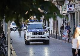 Un coche de la Ertzaintza patrulla por San Sebastián.