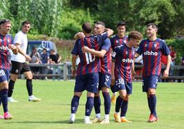 Aketxe y Rahmani celebran el gol en pretemporada junto a Soriano y Álvarez.