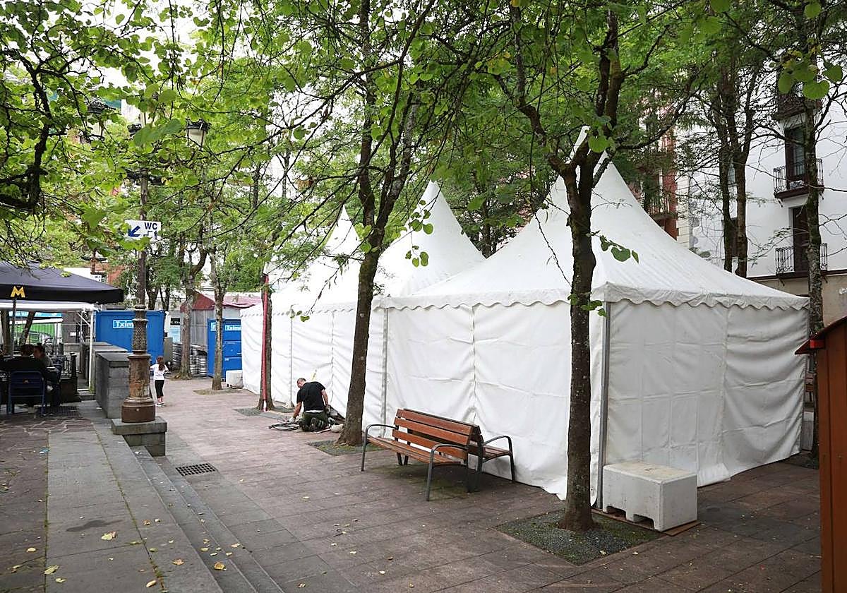 Un recinto de txosnas de una localidad guipuzcoana de este verano, antes de su apertura.