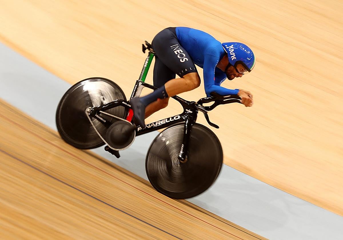 Ganna, perfectamente acoplado, durante la prueba de persecución en la que consiguió el oro.