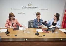 Uxue Barkos, María Chivite y Begoña Alfaro el martes en el acto de firma del acuerdo entre el PSN, Geroa Bai y Contigo.