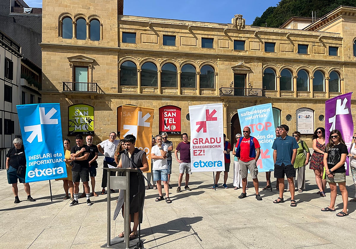 La portavoz de Sare Nahikari Iturbe durante la lectura del comunicado en la plaza Zuloaga.