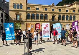 La portavoz de Sare Nahikari Iturbe durante la lectura del comunicado en la plaza Zuloaga.