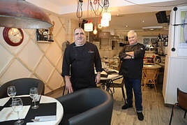 Los responsables del Gamón 14, en el comedor del restaurante.