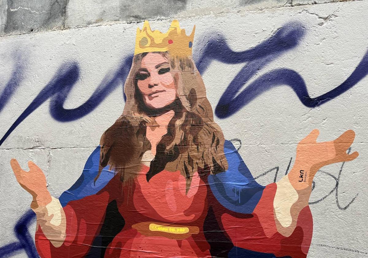 Amaia Montero retratada en una de las paredes de la calle Bilintx, junto al Teatro Principal de San Sebastián