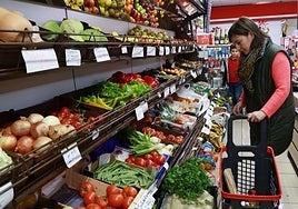 Una guipuzcoana realiza la compra en un supermercado del territorio.