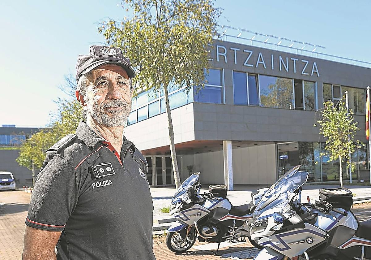 Jabier Zabaleta, jefe de Protección Ciudadana de la jefatura territorial de Gipuzkoa, en la sede de la Ertzaintza en Oiartzun.