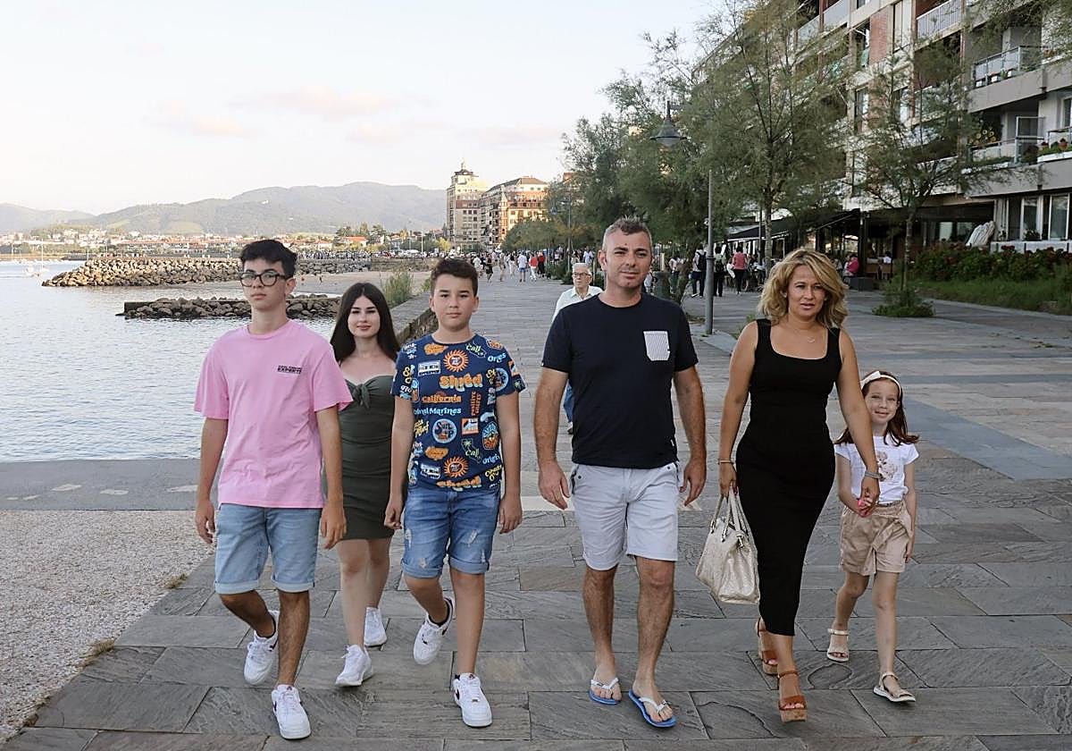 Damiano, Beatrice, Samuele,Emanuele, Verónica y Eleonora, paseando por Hondarribia.