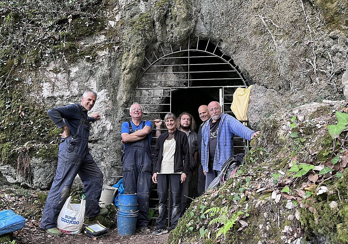 Ermitia haitzuloan lanean ibili den taldea.