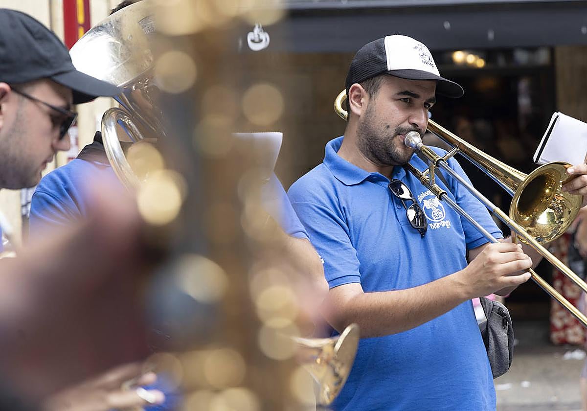 Eneko Gómez, trombón de la txaranga Joselontxos.