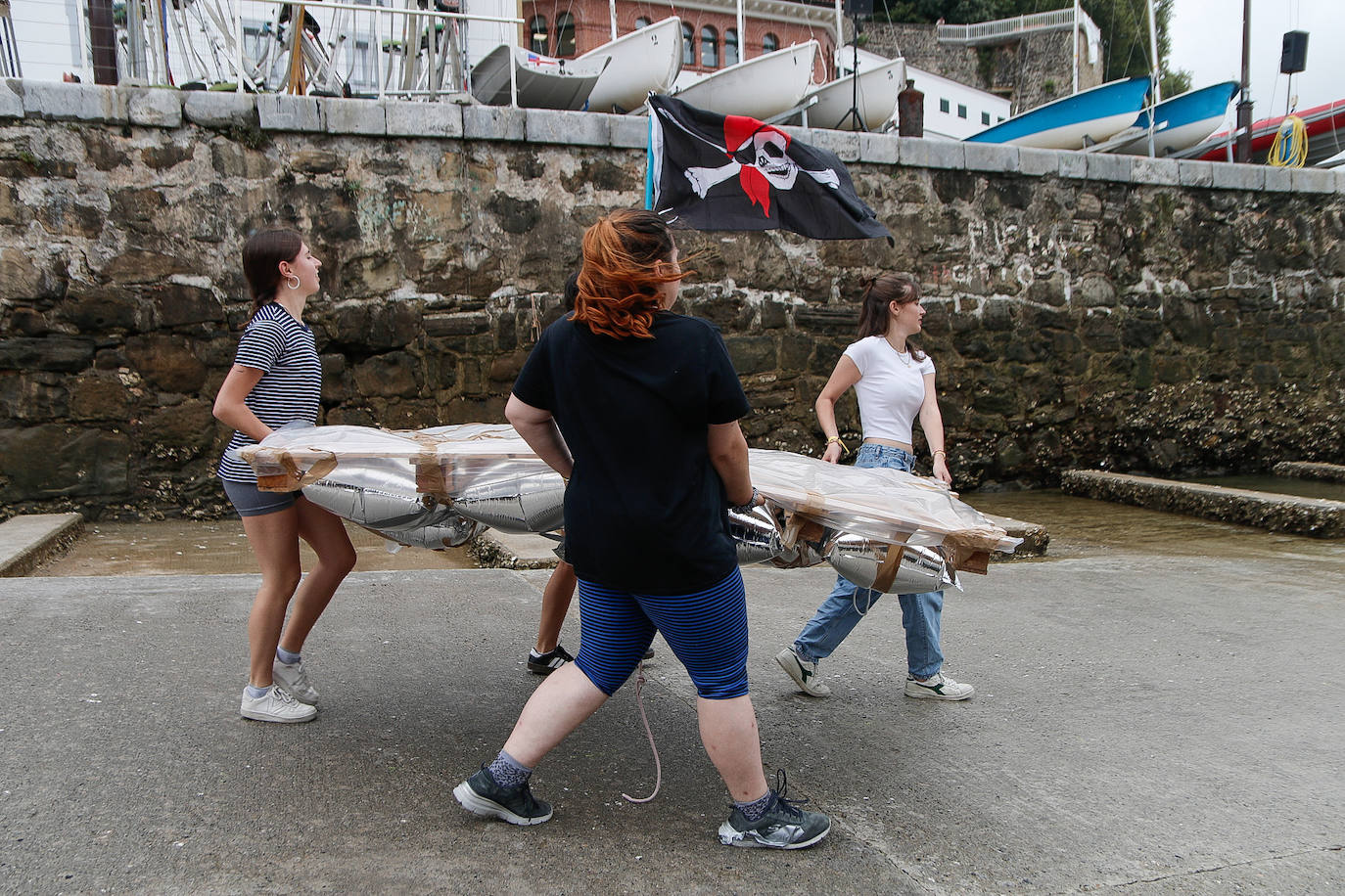 Los piratas ultiman su abordaje