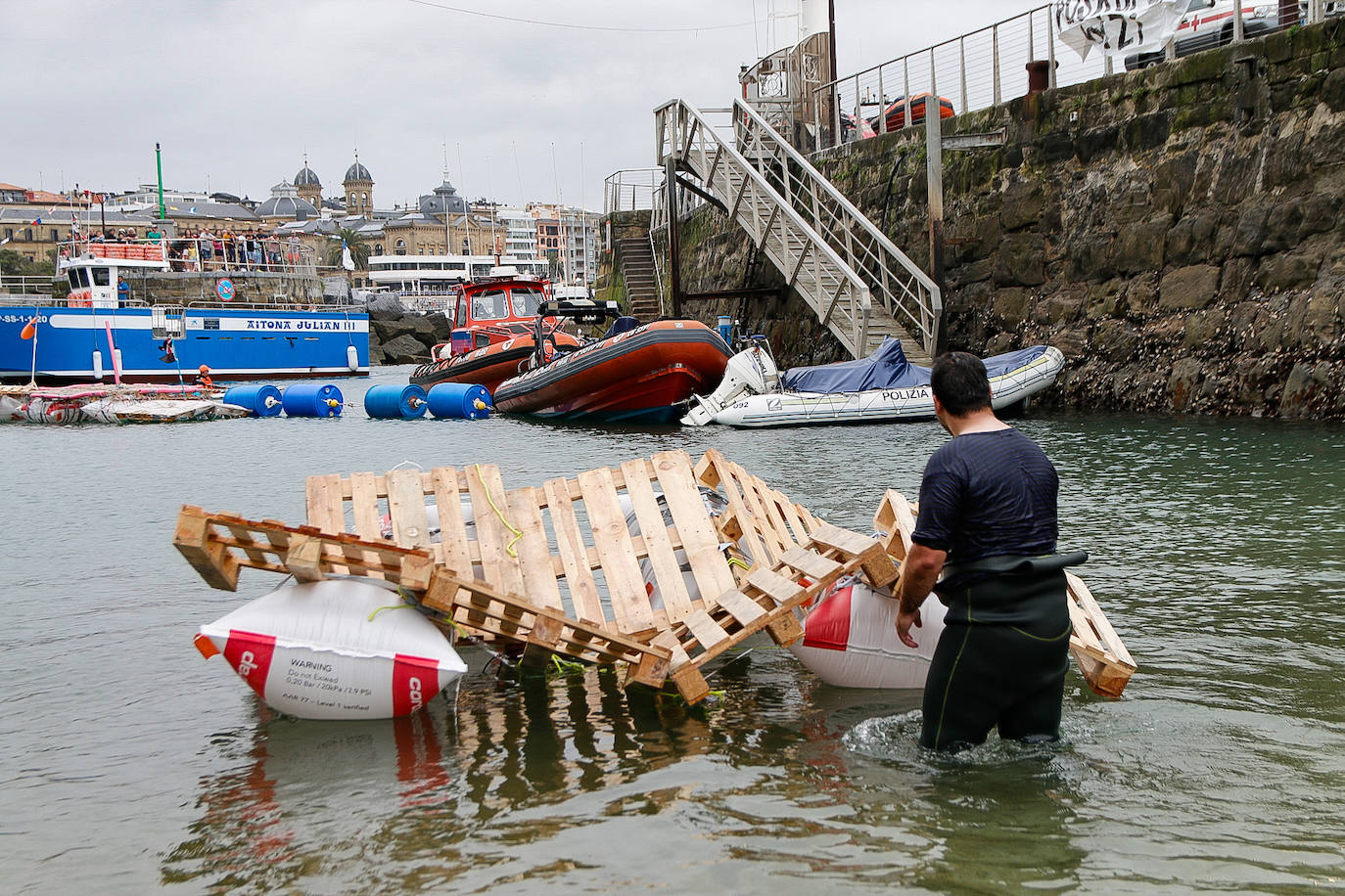 Los piratas ultiman su abordaje