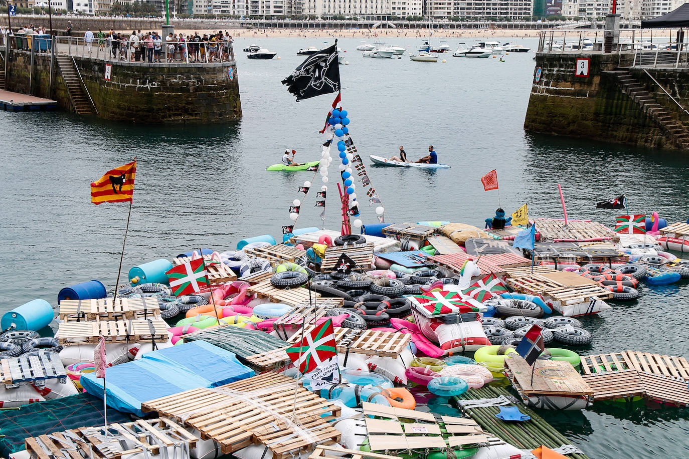 Los piratas ultiman su abordaje