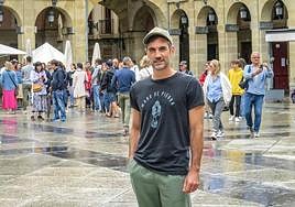 Jon Plazaola es un amante de la Parte Vieja y de sus calles. Los planes más «estratosféricos» los recuerda ahí.