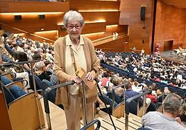 María José Turrillas posa en la fila 38 del Kursaal, junto a su butaca, antes de que dé comienzo uno de los conciertos de esta 84 edición.