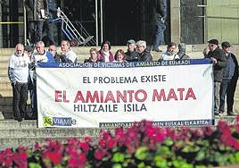 Concentración de las víctimas del amianto frente a los juzgados de Donostia.