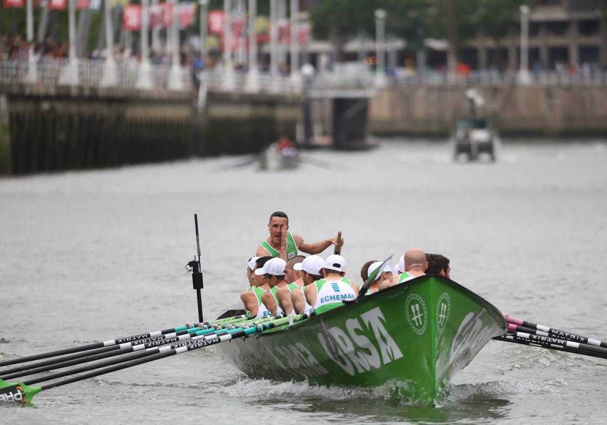 Ioseba Amunarriz se dirige a sus remeros durante una regata en Bilbao.