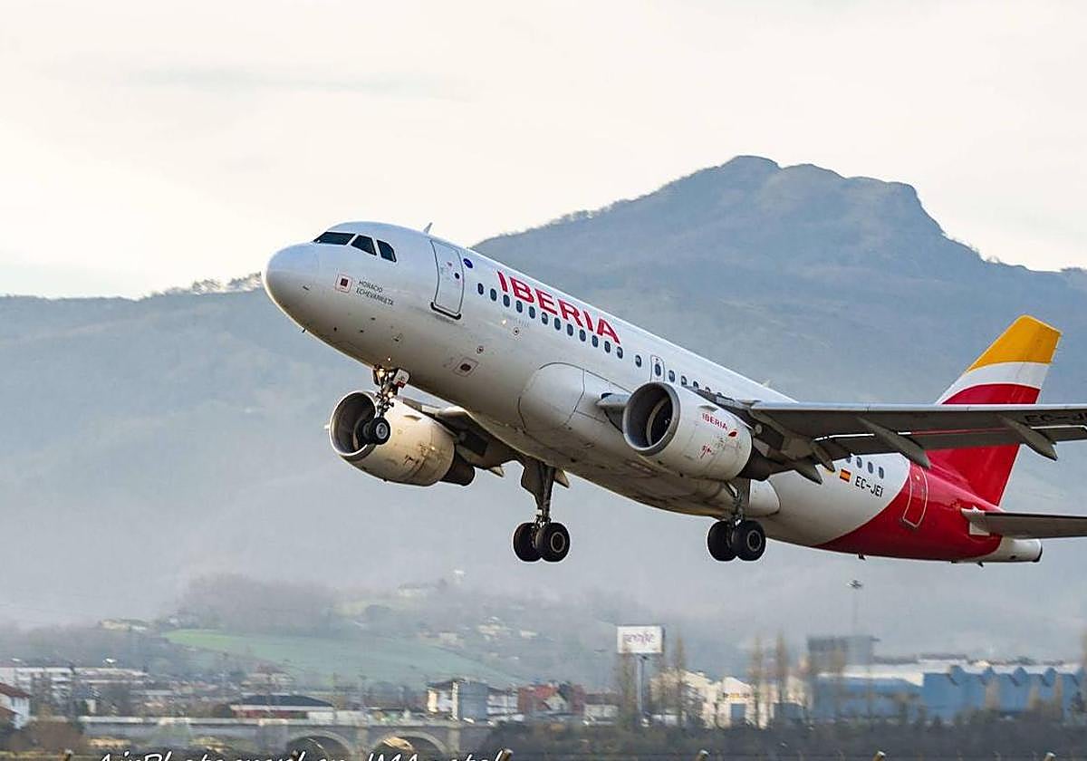 Un avión despega en el aeropuerto de Hondarribia.
