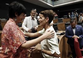 La portavoz del grupo parlamentario de EH Bildu, Laura Aznal (i), felicita a la socialista María Chivite.