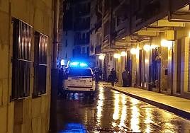 Ertzainas y vecinos en Ifar Kalea, donde se encuentra el domicilio del hombre atrincherado.