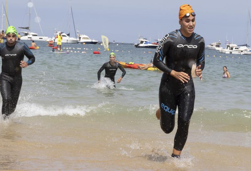 Leire Martín, ganadora de la travesía, saliendo del agua.