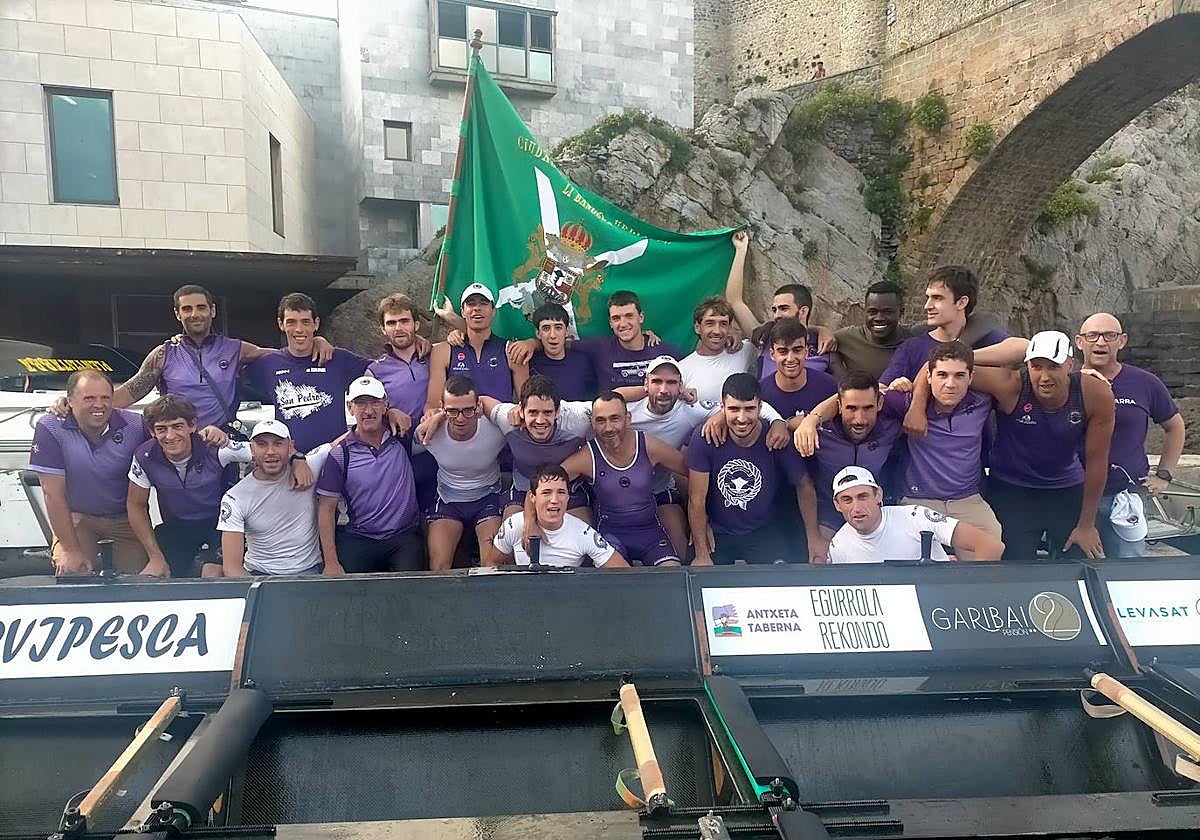 Los remeros de la Libia posan junto a la Bandera de Castro Urdiales.
