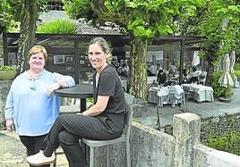 Isabel Antia y Marian Iriondo, ante el concurrido Asador Bedua.