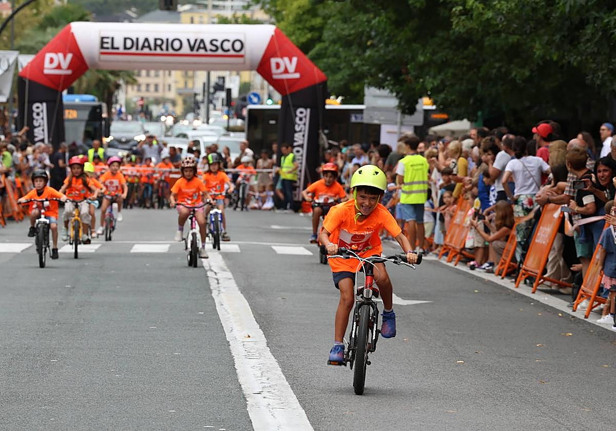 Uno de los grupos de niños participan en la Bizikleta Festa en el Boulevard de San Sebastián.