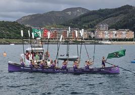 Ion Fidalgo ondea la bandera ganada en Castro Urdiales el martes.