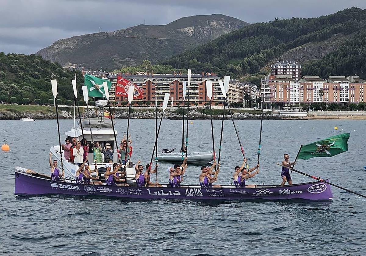 Ion Fidalgo ondea la bandera ganada en Castro Urdiales el martes.