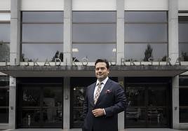 Robert Treviño, ante la sede de la Euskadiko Orkestra.