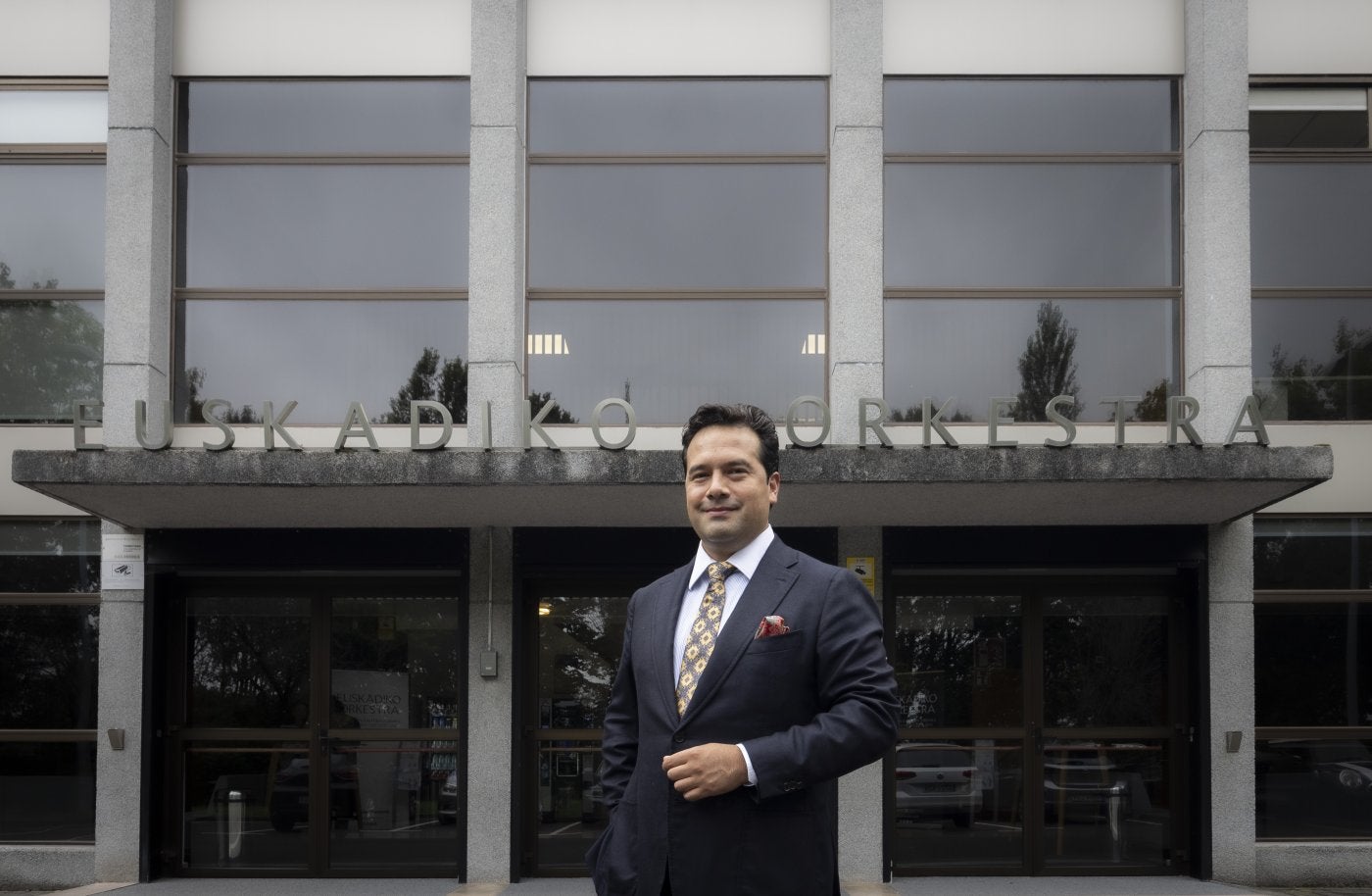 Robert Treviño, ante la sede de la Euskadiko Orkestra.