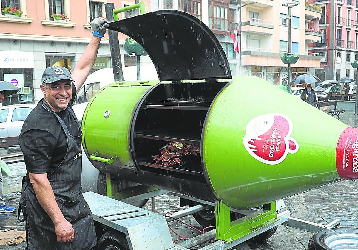 Tirón. Txomin ha recorrido muchos pueblos de Gipuzkoa con su parrilla con forma de botella de sidra que él mismo ha fabricado.