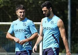 Zubimendi y Merino durante un entrenamiento en Zubieta