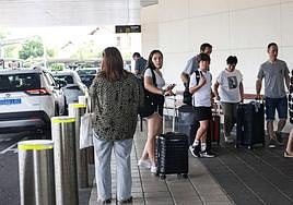 Viajeros llegan al aeropuerto de Hondarrbia.