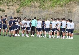 Imanol Alguacil da una charla antes del comienzo del entrenamiento de este viernes de la Real.