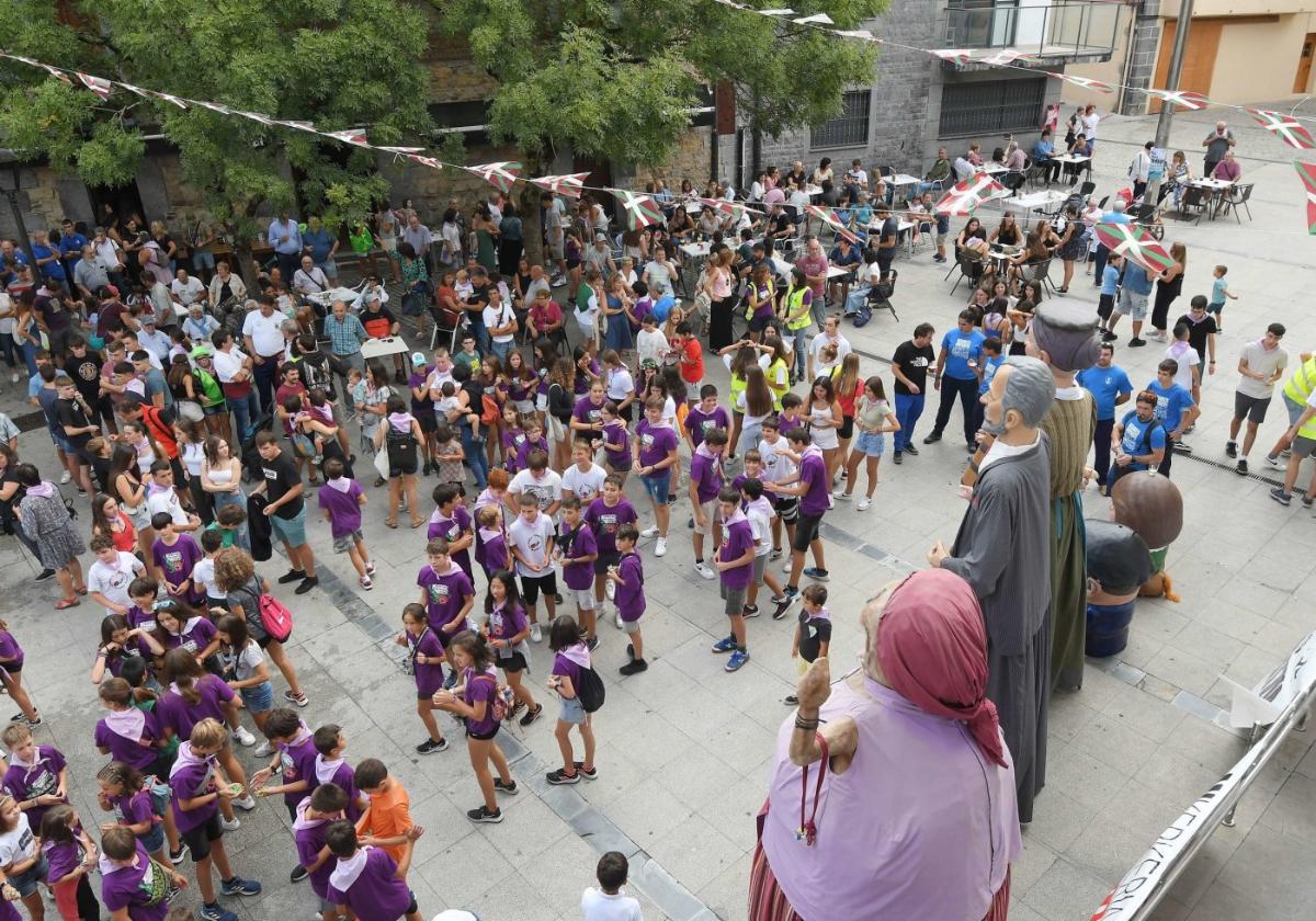 Jendetza. Gero eta gutxiago falta da berriro ere irudi hau errepikatzeko. Asteazkenean abiatuko dira San Bartolome jaiak.