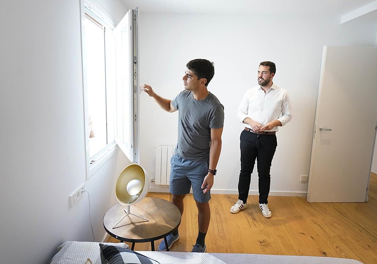 El francés Emmanuel Natafrevisa en detalle una viviendaque visita junto a un agenteinmobiliario en Donostia.