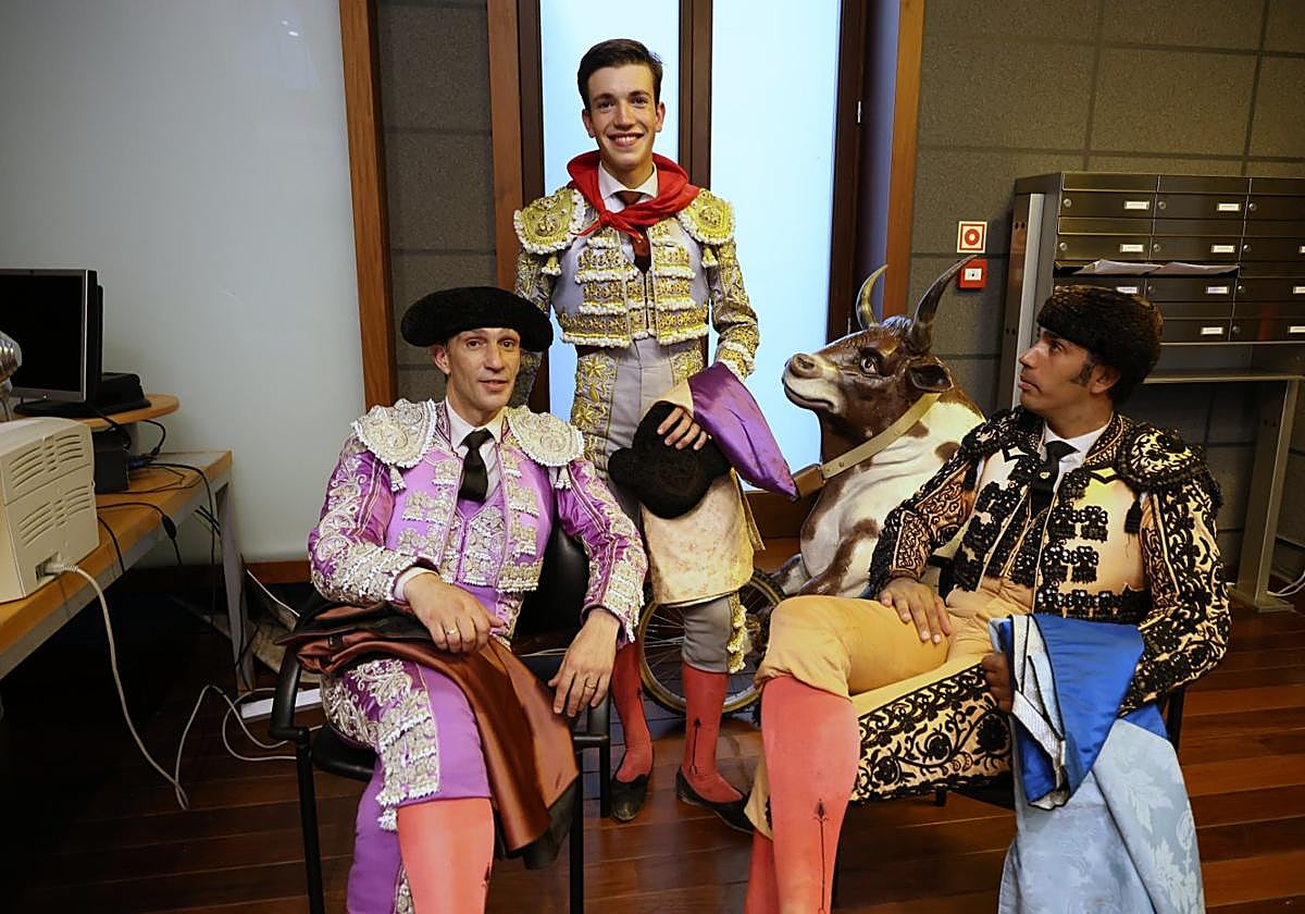 Dos toreros salieron este sábado a hombros de larectangular de Deba. Uno de ellos, JavierZulueta, posa con su cuadrilla de plata yazabache después del triunfo.