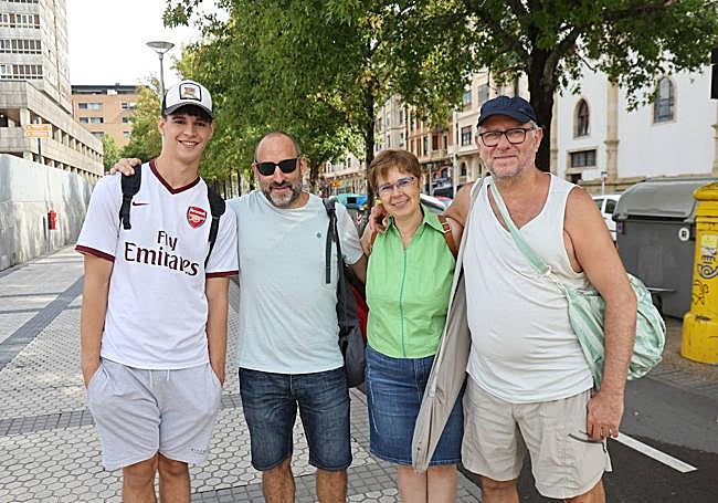 La familia Arnal de 'egunpasa' a la playa con un donostiarra.