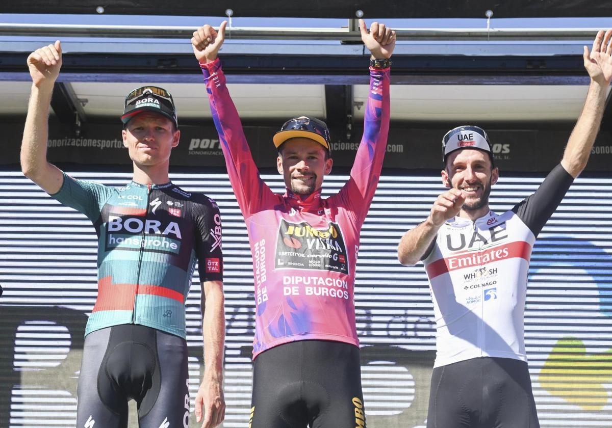 Alexander Vlasov, el ganador Primoz Roglic y Adam Yates, en el podio final de la Vuelta a Burgos.